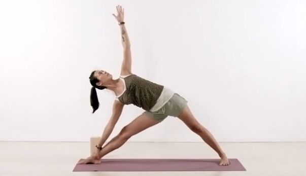 yoga triangelua pisua galtzeko jarrera